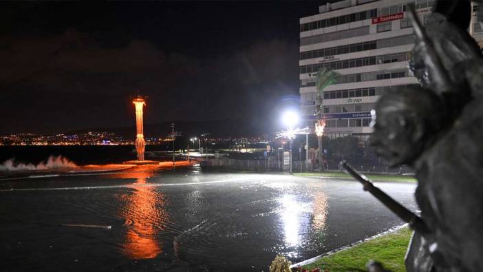 İzmir’de sağanak sonrası yolları su bastı