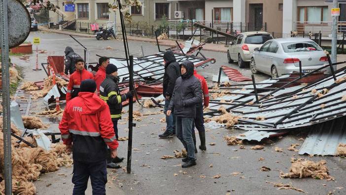 Zonguldak'ta fırtınada çatı uçtu