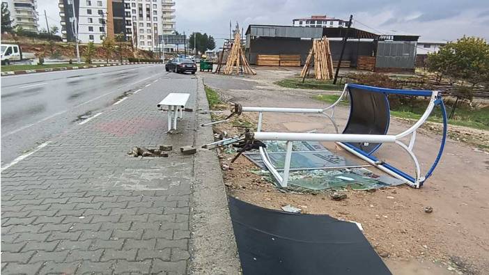 Siirt'te fırtınada otobüs durağı devrildi