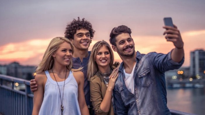 Selfie açısı cinsiyete göre değişiyor!