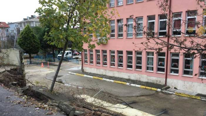 Kocaeli’de sağanak sonrası okul duvarı yıkıldı