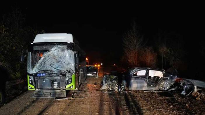 Belediye otobüsüyle kafa kafaya çarpışan otomobil hurdaya döndü: 1 ölü 2 yaralı