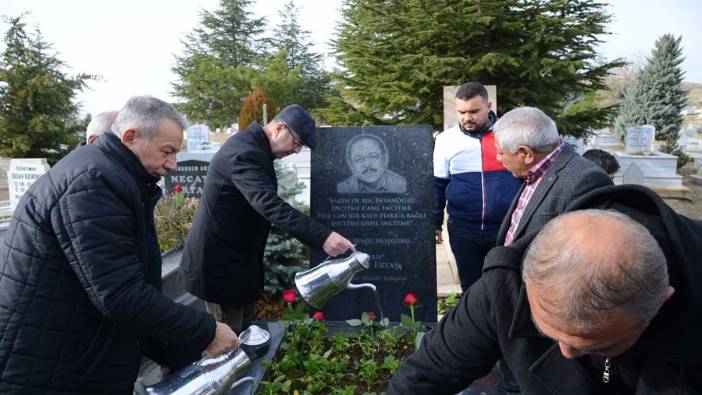 Halk ozanı Muharrem Ertaş, mezarı başında anıldı