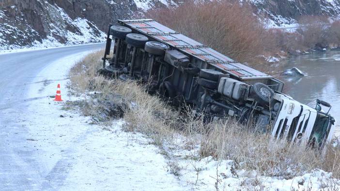 Ağrı'da şarampole devrilen tırın sürücüsü öldü