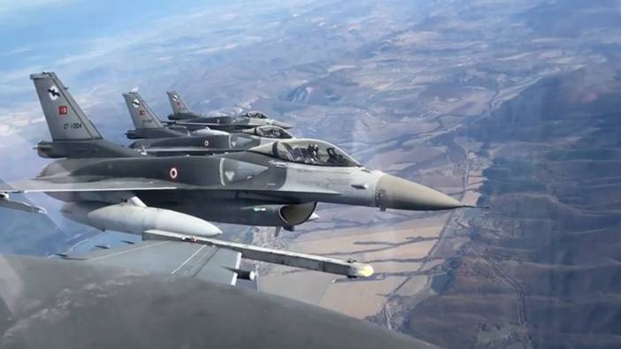 Türk F-16'ları Romanya'da selamlama uçuşu yaptı