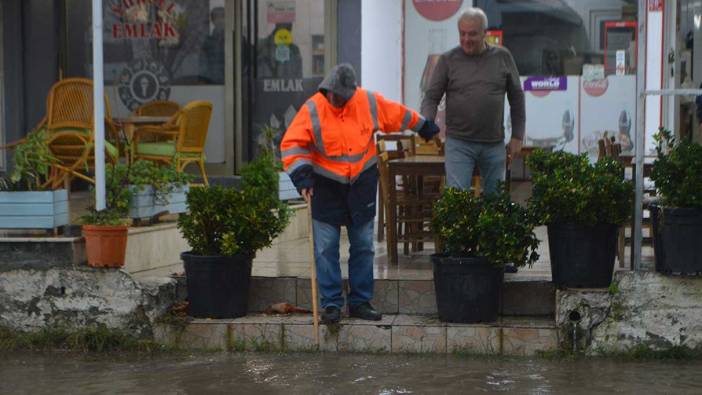 Ayvalık’ta kuvvetli sağanak yağış etkili oldu