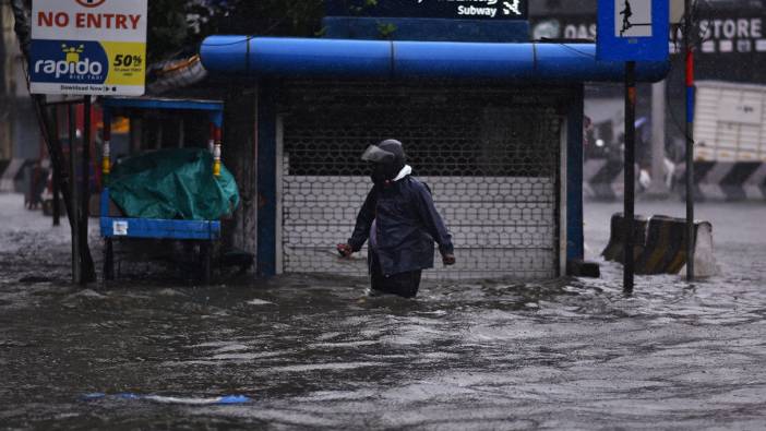 Hindistan’daki selde 5 kişi öldü, araçlar sel sularına kapıldı