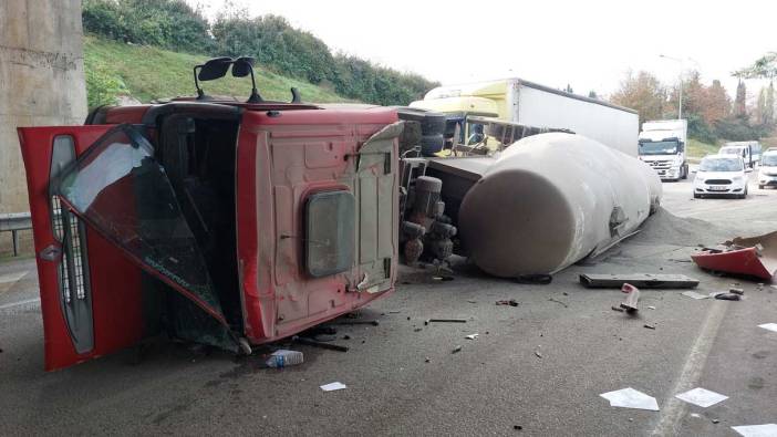 Samsun'da çimento yüklü tanker devrildi!