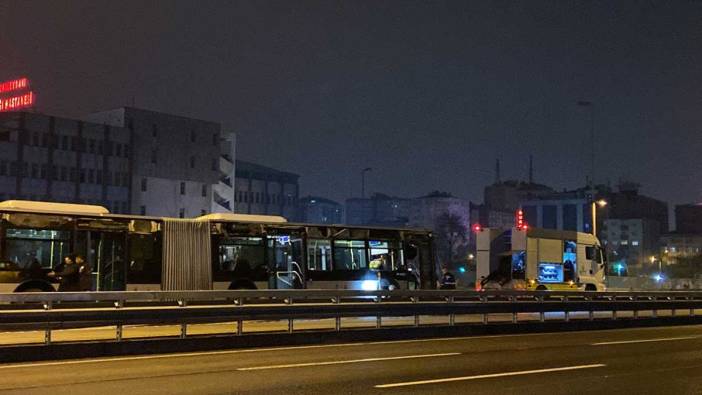 Okmeydanı’nda metrobüs reklam panosuna çarptı: 1 yaralı