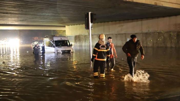 Yağışlar köprülü kavşağı göle çevirdi: Otomobiller sular altında kaldı