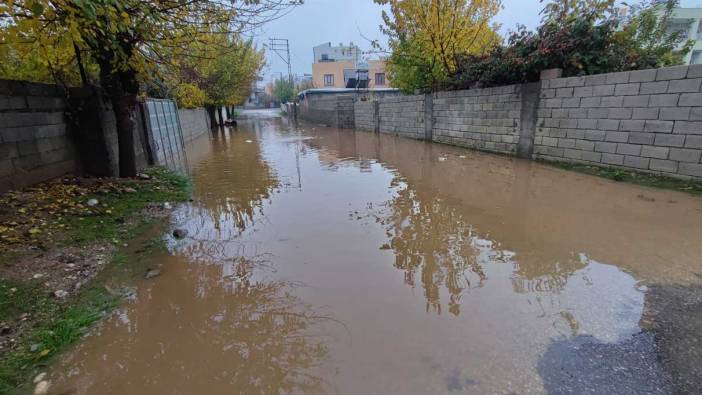 Şiddetli yağış etkisini gösterdi! Yollar göle döndü