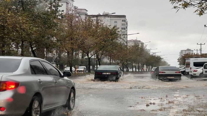 Kahramanmaraş'ta şiddetli yağış hayatı felç etti!