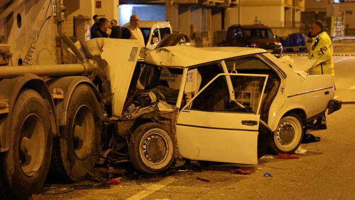 Tıra arkadan çarpan otomobil kağıt gibi parçalandı: 1 ölü, 4 yaralı