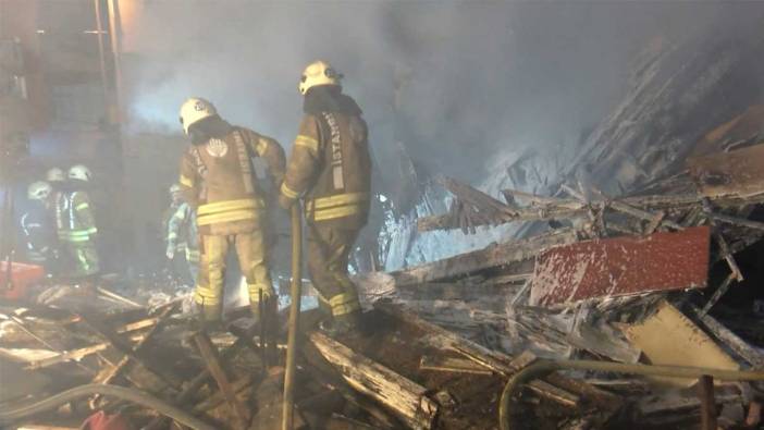 Beyoğlu'nda 2 katlı ahşap bina alevlere teslim oldu! 1 kişi yaşamını yitirdi