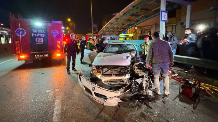 Bursa'da kontrolden çıkan otomobil bariyerleri yıktı