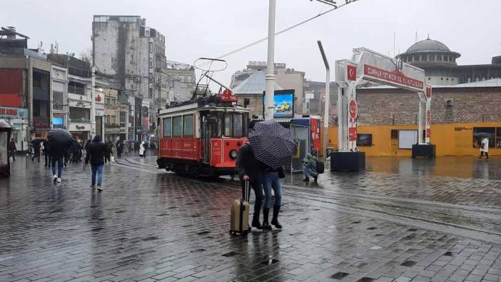 Taksim'de sağanak etkisini gösterdi!