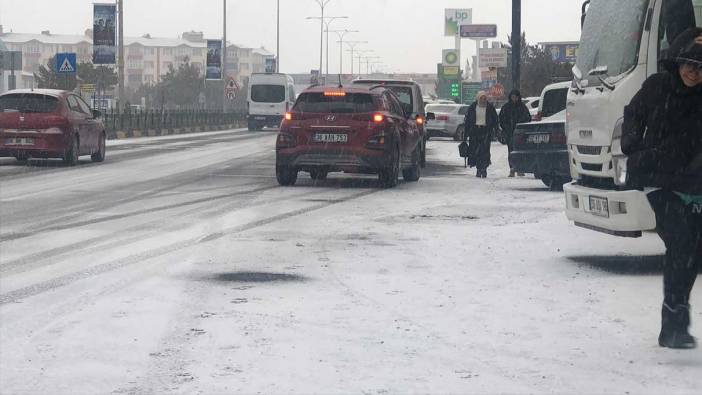 Kars’ta kar yağışı etkili oldu! Her yer beyaza büründü