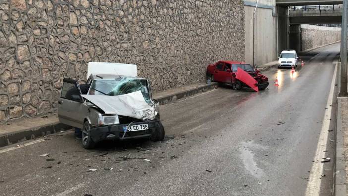 Elazığ’da korkutan kaza! İki araç kafa kafaya çarpıştı