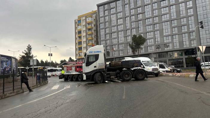 Dorsesi kopan tır yolu ulaşıma kapattı