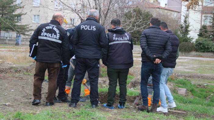 Boş arazide dua eden şahıs ortalığı karıştırdı! Polis bakın ne buldu