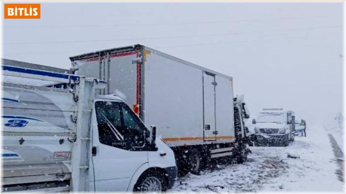 Bitlis’te zincirleme trafik kazası: 1 ölü