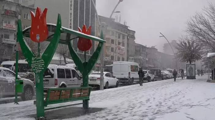 Muş’ta lapa lapa kar yağdı: Yoğun yağış 10 yerleşim yolunu kapadı