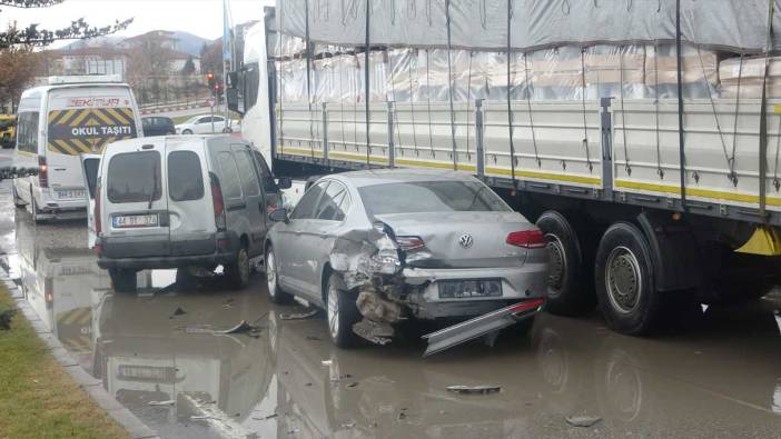 Otomobil kontrolden çıktı! Önce önündeki araca ardından öğrenci servisine çarptı!