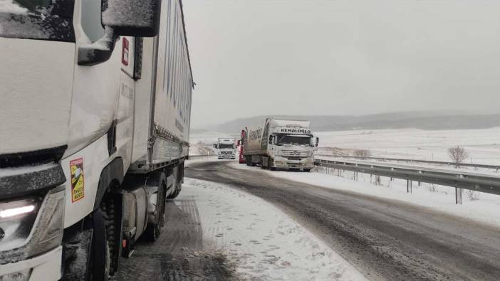 Kar yağışı etkili oldu! Ardahan'da yollar kapandı