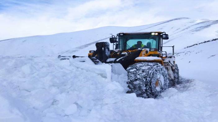 Hakkari'de yollar kar yağışı nedeniyle kapandı! Yol açma sürüyor