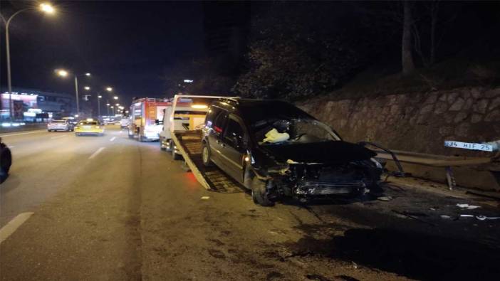 Kadıköy'de kontrolden çıkan otomobil bariyerlere savruldu!