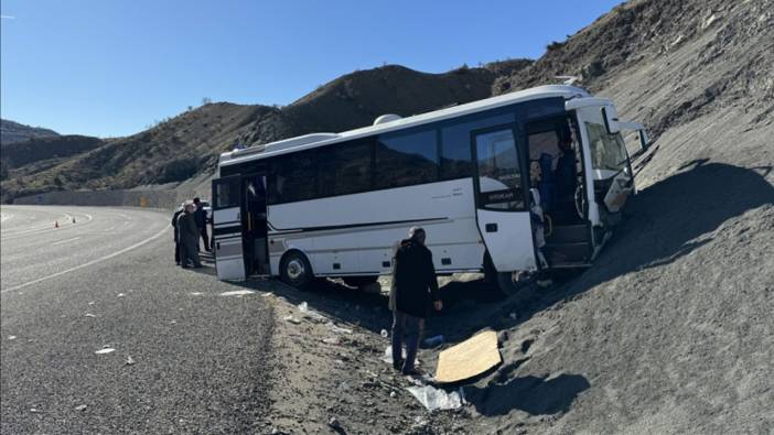 Diyarbakır'da kontrolden çıkan midibüs yamaca çarptı: 27 yaralı