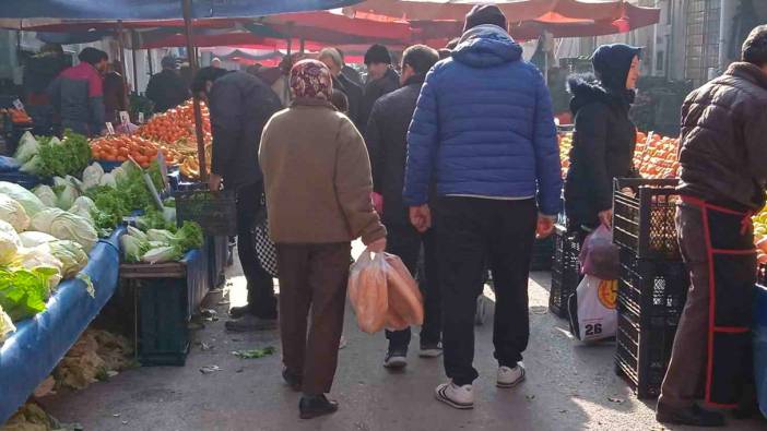 Yılbaşına bir gün kala vatandaşlar semt pazarına akın etti