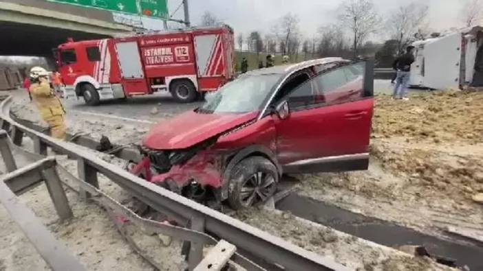 Basın Ekspres Yolu'nda meydana gelen kazada iki kamyon devrildi: 5 kişi yaralandı