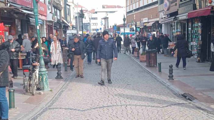 Bir günlük tatilin ardından cadde ve sokaklar hareketlendi