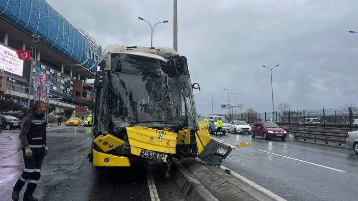 Esenyurt'ta İETT otobüsü direğe çarptı: 8 yaralı