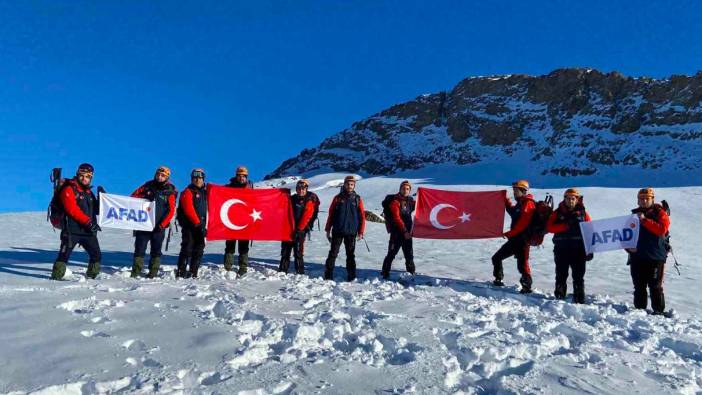 Sarıkamış şehitleri unutulmadı: Erek Dağı’nın zirvesinde anıldı