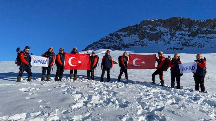 Van'da Sarıkamış şehitleri Erek Dağı'nın zirvesinde anıldı