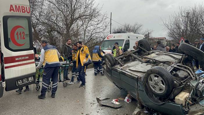 Kütahya'da otomobil elektrik direğine çarptı: 5 yaralı