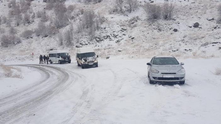 Hakkari’de kar esareti! Çok sayıda araç yolda kaldı