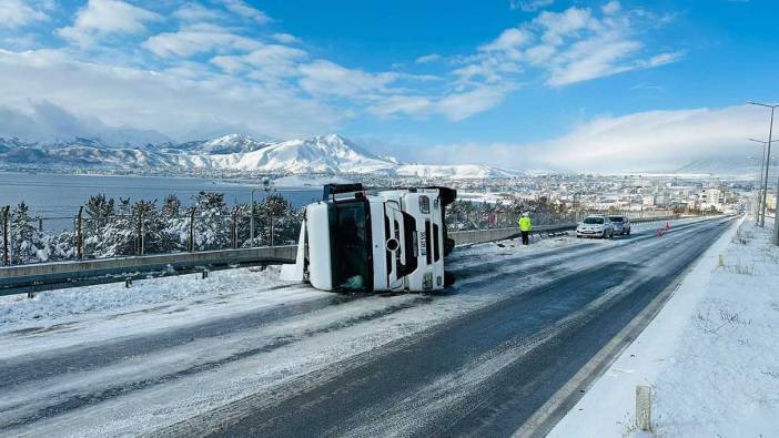 Bitlis Tatvan’da tır devrildi: 3 yaralı