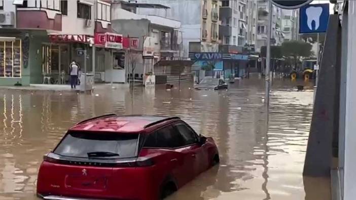 İzmir'de sağanak yağış etkili oldu! Araçlar suya gömüldü