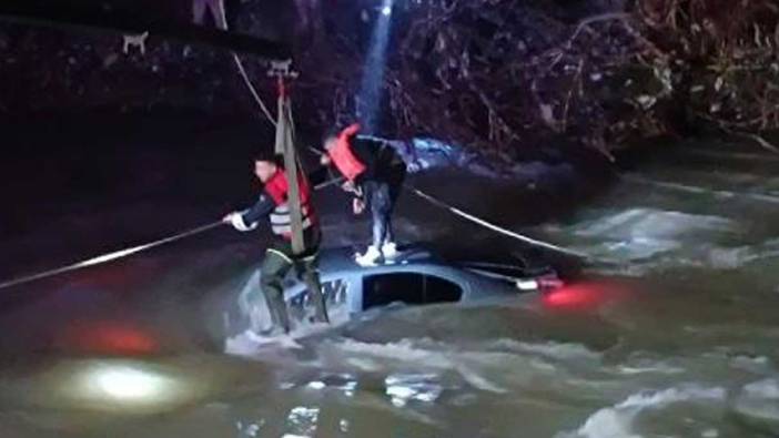 Bitlis Çayı'na uçan sürücü, otomobilinin üzerine çıkıp kurtarılmayı bekledi