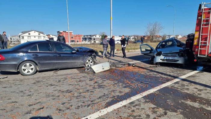 Sakarya'da feci kaza! İki araç kavşakta çarpıştı...Ölü ve yaralı var