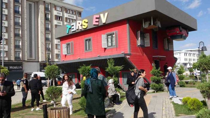 Van'ın ters evi, 300 bin ziyaretçiyi ağırladı