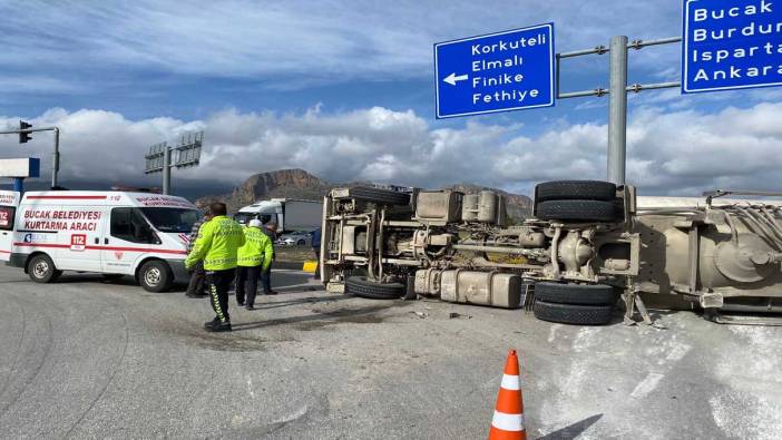 Burdur'da kaza! Kontrolden çıkan tır devrildi