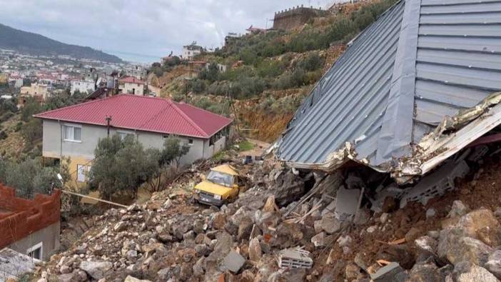 Alanya'da heyelan meydana geldi! İnşaat halindeki ev ve istinat duvarı çöktü