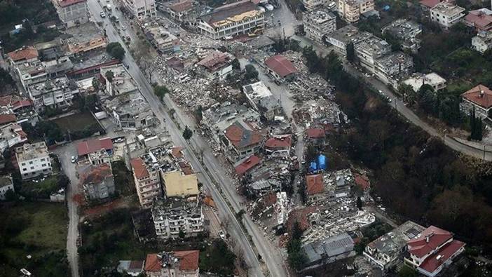 Depremde hayatını kaybeden öğretmenlerini unutulmadı