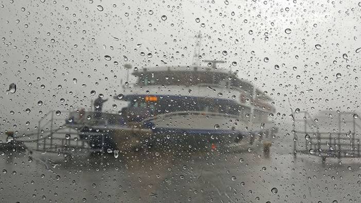 İzmir'de vapur seferleri hava muhalefeti nedeniyle iptal edildi