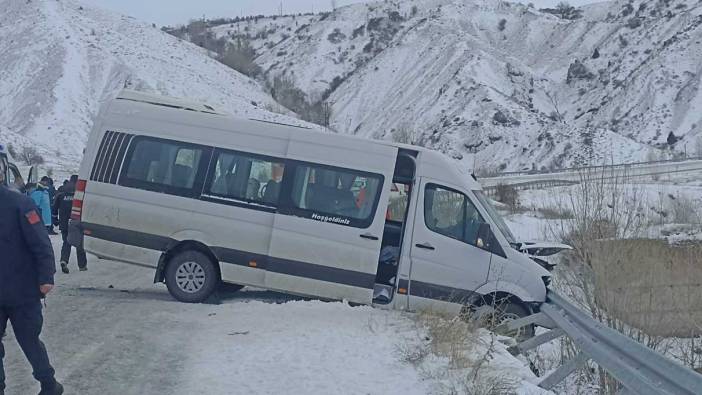 Sivas’ta minibüs ile otomobil çarpıştı: Çok sayıda yaralı var