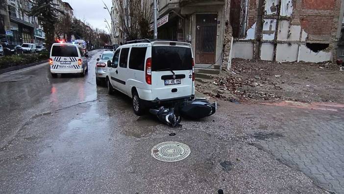 Önce seyir halindeki araca, ardından park halindeki hafif ticari araca çarptı